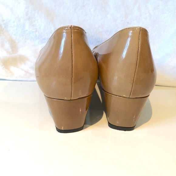 Stuart Weitzman Heels Wedge Peep Toe Tan Patent Leather Narrow (9.5 N) - Picture 9 of 13